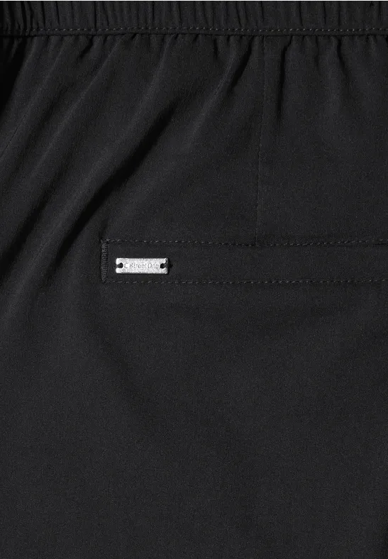 Schwarze Hose mit elastischem Bund und Gesäßtasche mit O'NEILL-Logometallplakette.