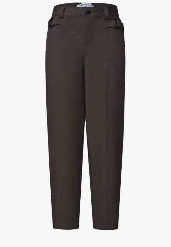 Pantalon homme chocolat à coupe droite, taille haute et design épuré.