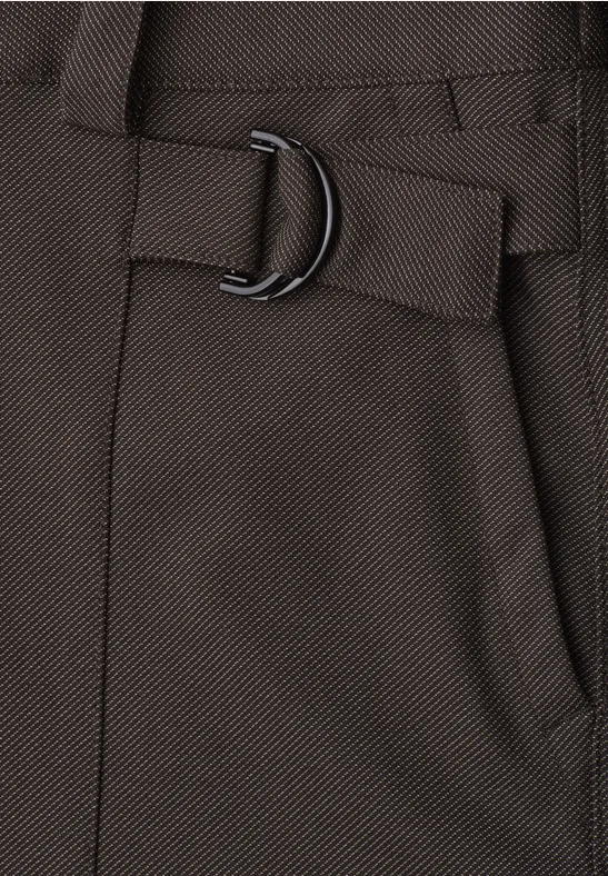 Gros plan d’un pantalon foncé avec poche et ceinture à boucle en D