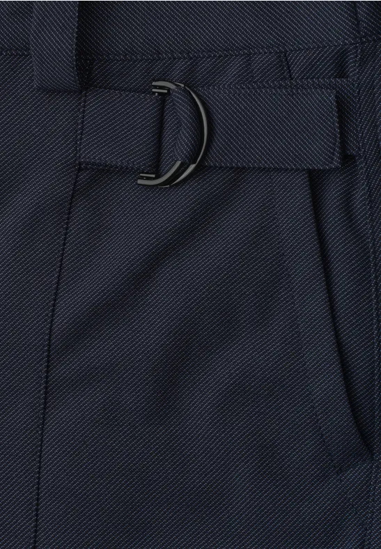 Gros plan sur un tissu bleu marine avec passants et boucle en D noire.