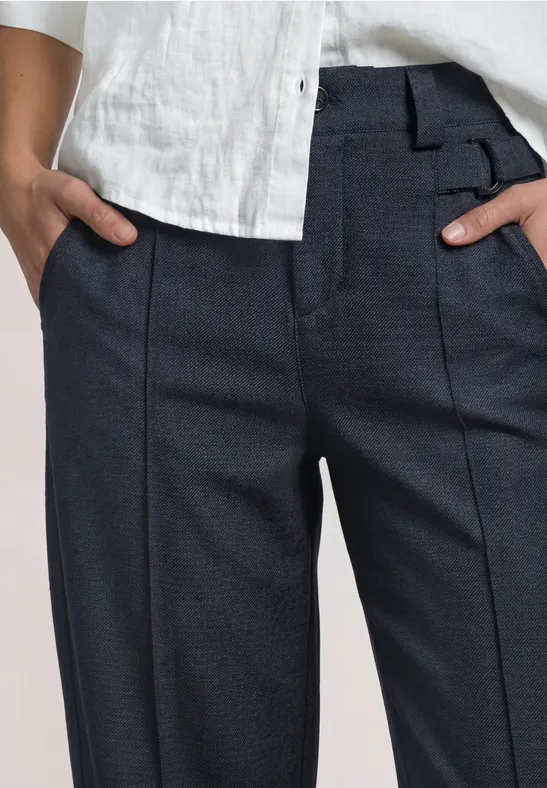 Personne porte une chemise blanche et un pantalon de costume bleu foncé à plis