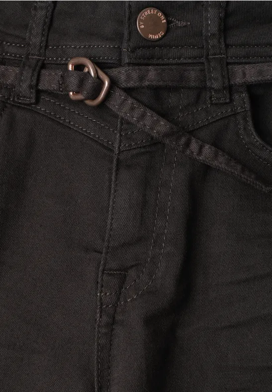 Jean noir avec fine lanière et boucle métallique à la taille.