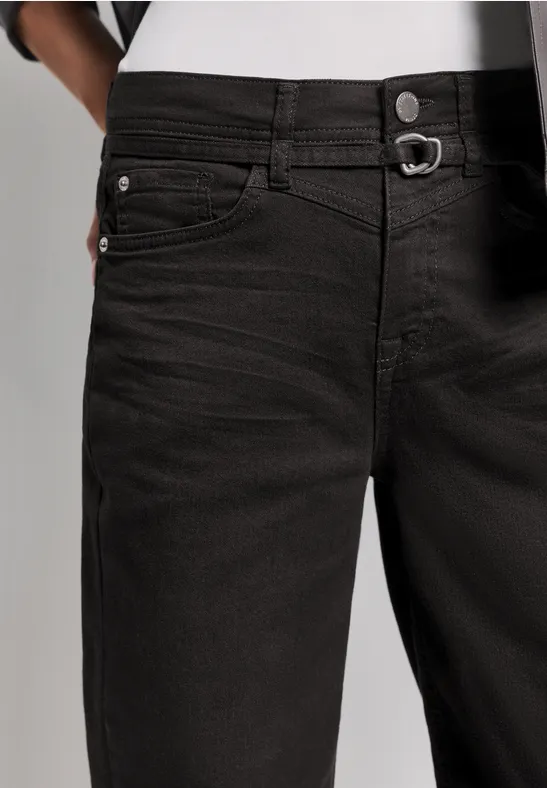 Jean noir avec double boucle à la taille et cinq poches.