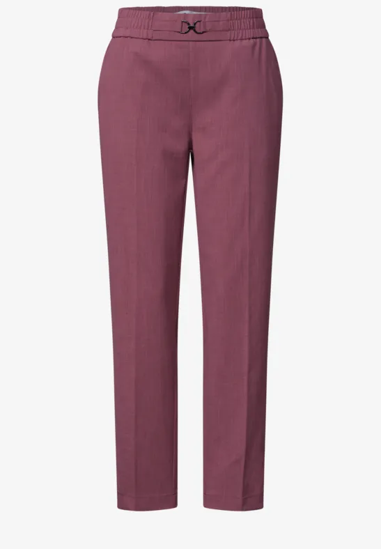 Pantalon ajusté taille haute bordeaux à coupe droite.