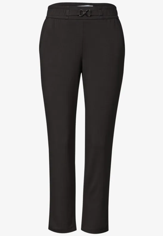 Schlichte schwarze Damenhose mit geradem Schnitt, mittelhohem Bund und klassischem Design.