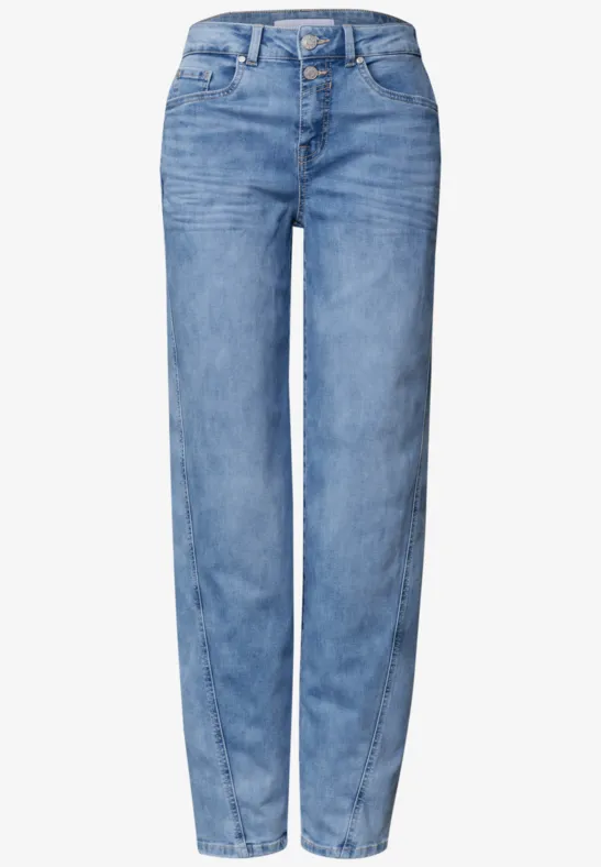 Jean droit taille haute bleu clair, coupe classique à cinq poches.