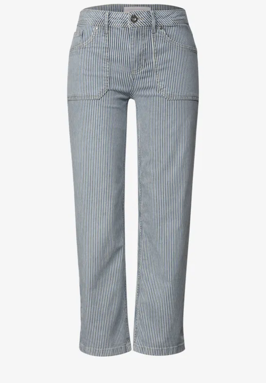 Hoch taillierte Jeans aus hellem Denim, mit aufgesetzten Taschen und geradem Bein.
