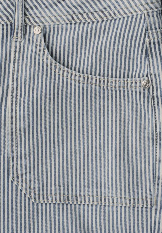 Nahaufnahme einer blau-weißen, fein gestreiften Jeanshose mit aufgesetzter Tasche.