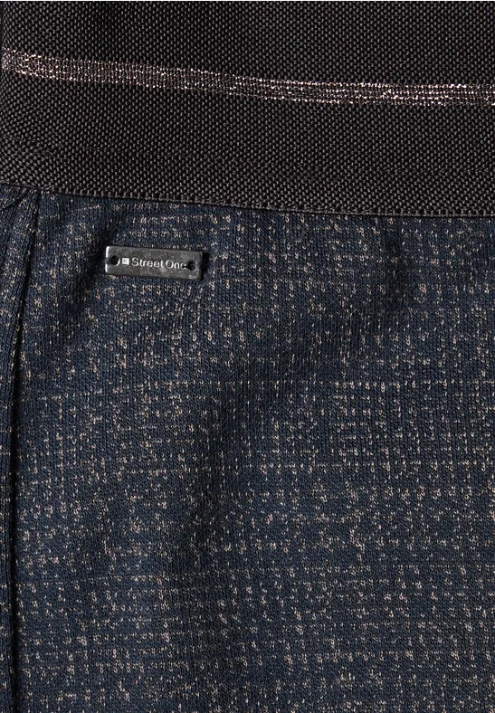 Close-up van kleding met zwarte tailleband en donkerblauw gemêleerd stof