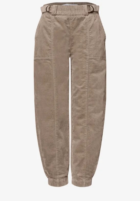 Beige Cargo-Hose mit Gummibund und elastischen Bündchen.