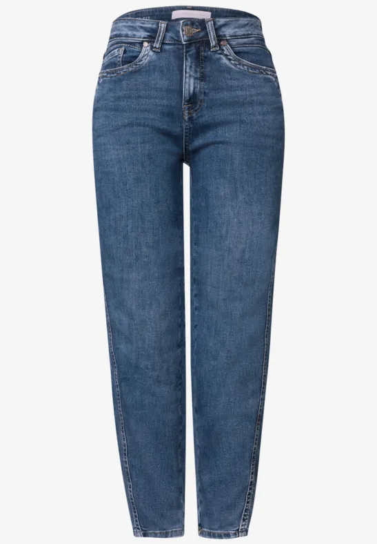 Jean bleu taille moyenne à coupe droite, style classique à cinq poches.