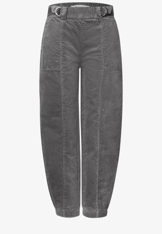 Graue Cordhose mit hohem Bund, Gürtel, seitlichen Taschen und schmal zulaufenden Beinsäumen.