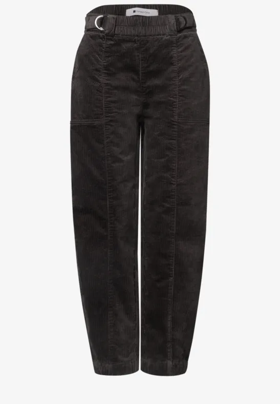Pantalon noir droit avec ceinture et poches latérales