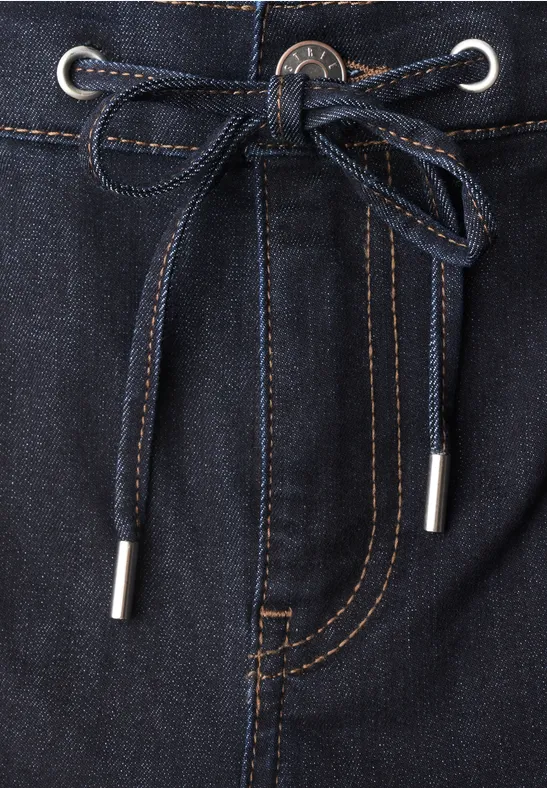 Jean bleu foncé avec cordon de serrage à la taille.