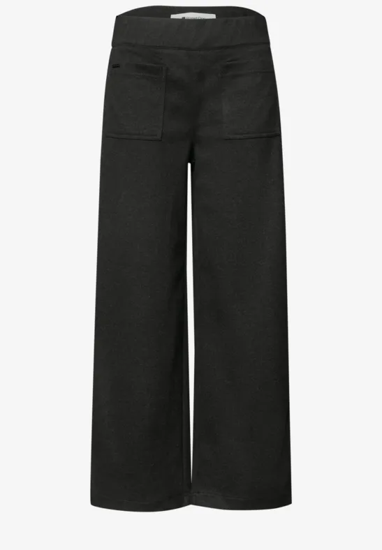 Schwarze, weite Damenhose mit hoher Taille und aufgesetzten Taschen.