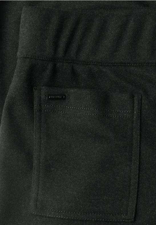 Schwarze Stoffhose mit aufgesetzter Tasche und dezentem Markenlabel.