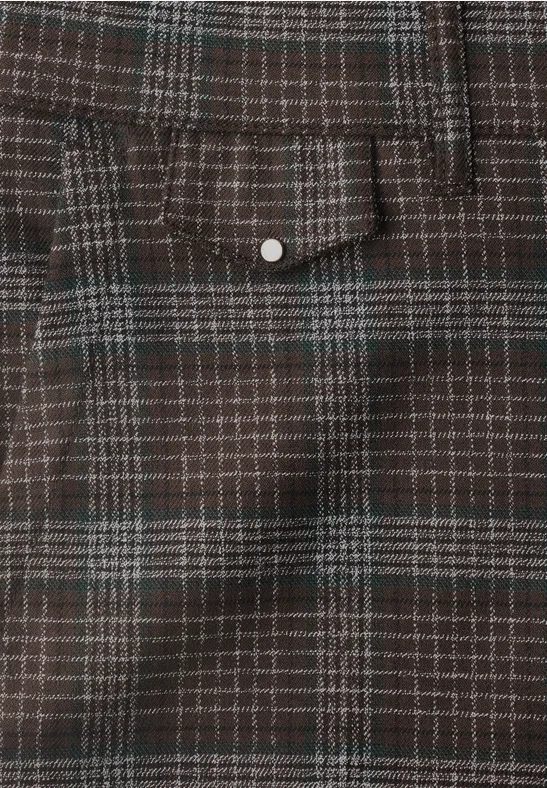 Bruine ruitstof met grijs patroon en opgestikte zak met knoop.