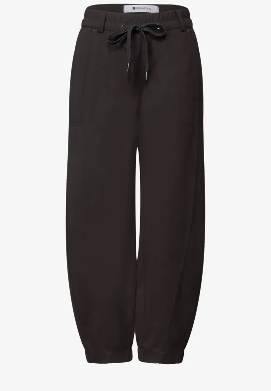 Schwarze Jogginghose mit Tunnelzug in der Taille und elastischen Bündchen, lässig und bequem.