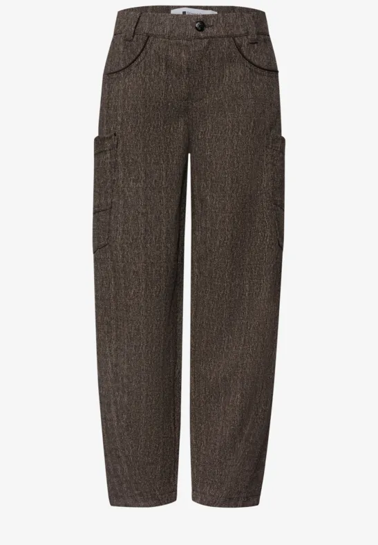 Bruine unisex broek met rechte pijpen, zijzakken en een grofgeweven structuur.