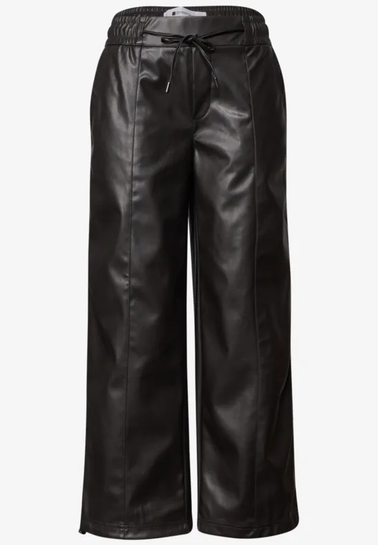 Schwarze, weite Lederhose mit Tunnelzug und seitlichen Beinöffnungen.