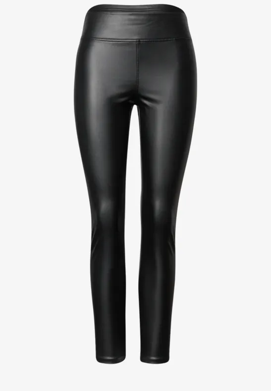 Schmale schwarze Lederleggings mit hohem Bund und glänzender Oberfläche