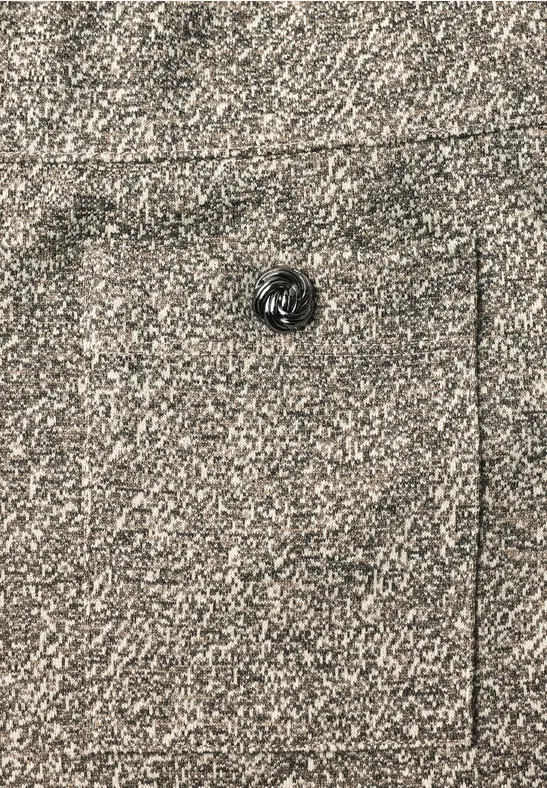 Tissu gris texturé avec bouton noir et couture apparente d'une poche.