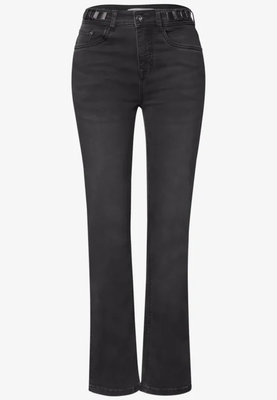 Jean noir à taille haute, coupe droite légèrement évasée au bas.