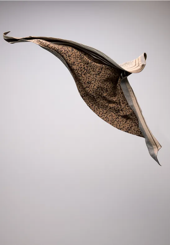 Foulard triangulaire avec motif léopard Cinnamon Brown