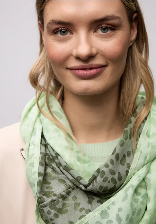 Blouse ample vert clair et écharpe vert menthe à pois.