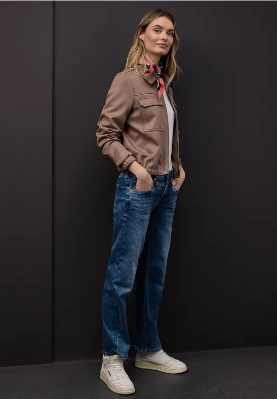 Leo-Bandana striking coral