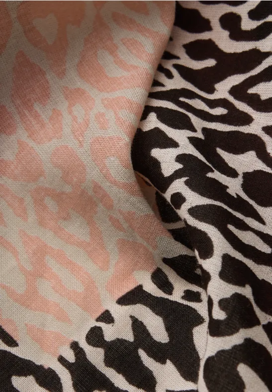 Leo-Bandana striking coral