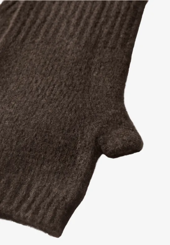 Fijngebreide armwarmers in effen kleur auburn brown mel.
