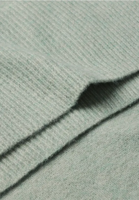 Lange, fijngebreide sjaal in effen kleur eucalyptus green mel.