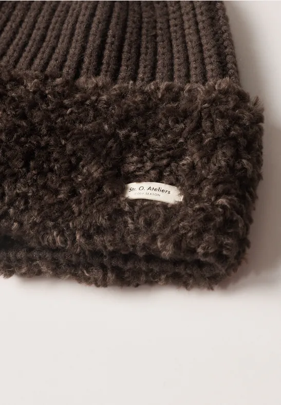 Gebreide muts met teddy-details auburn brown
