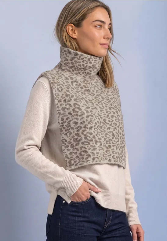 Beige Leoparden-Schalkragen mit kurzem Schnitt, kombiniert mit langem Pullover und Jeans.