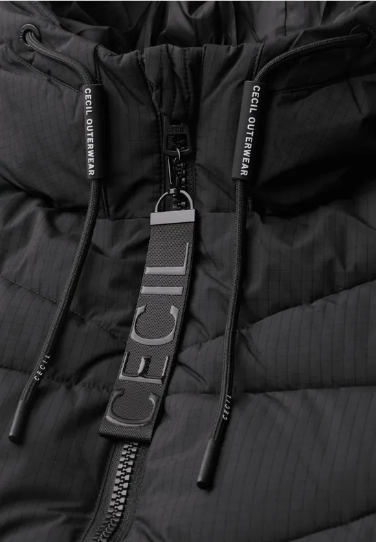 Schwarze, gesteppte Winterjacke mit hohem Kragen und auffälligem CECIL-Reißverschlussanhänger.