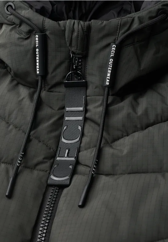 Nahaufnahme einer dunkelgrünen, gesteppter Winterjacke mit Kapuze, Kordelzug und Reißverschlussriemen mit 'CECIL'-Schriftzug