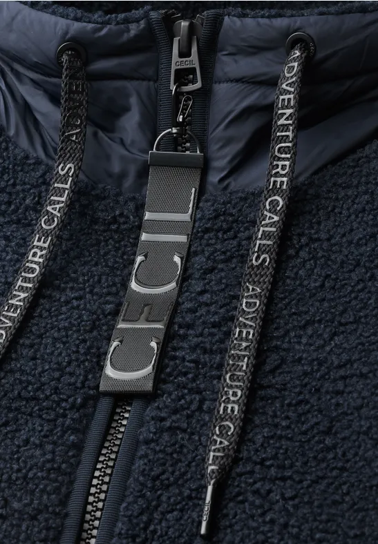 Dunkelblauer Fleece-Hoodie mit Reißverschluss und schwarzen Kordeln mit Aufschrift "Adventure Calls".