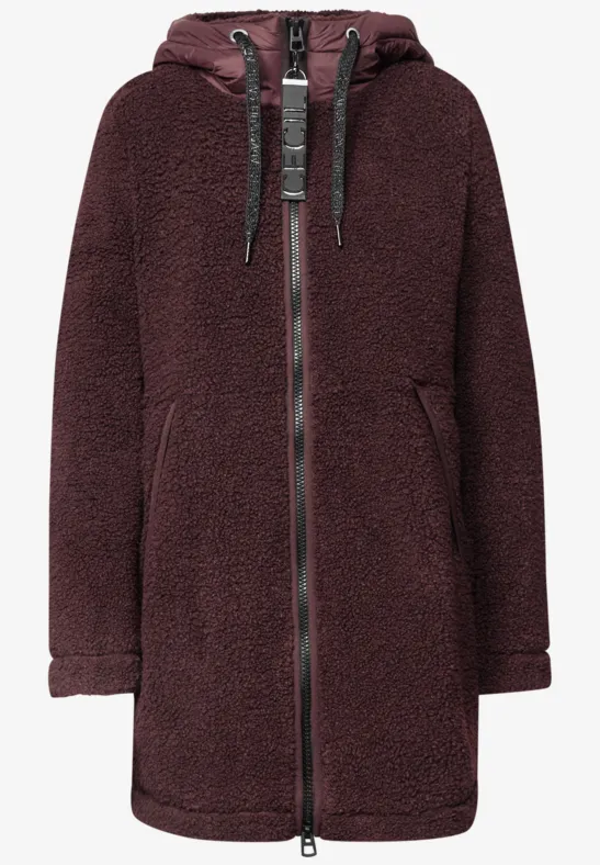 Dunkelroter Kuschel-Mantel aus Teddy-Fleece mit Kapuze, Reißverschluss und seitlichen Taschen.