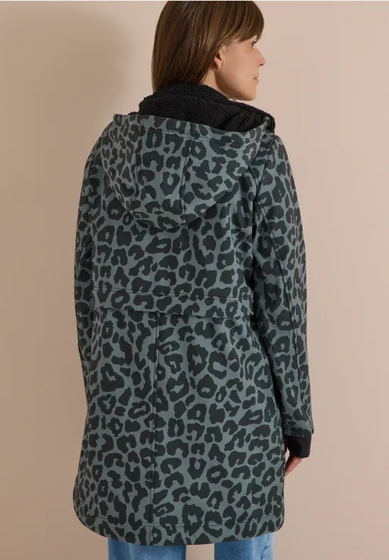 Rückansicht einer Person in einem mittellangen, dunkelgrün-schwarzen Mantel mit Leopardenmuster und Kapuze.