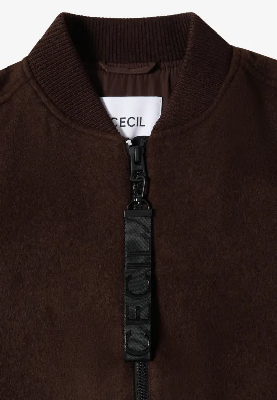 Dunkelbraune Bomberjacke mit Reißverschluss, Stehkragen und CECIL-Label am Zipper.