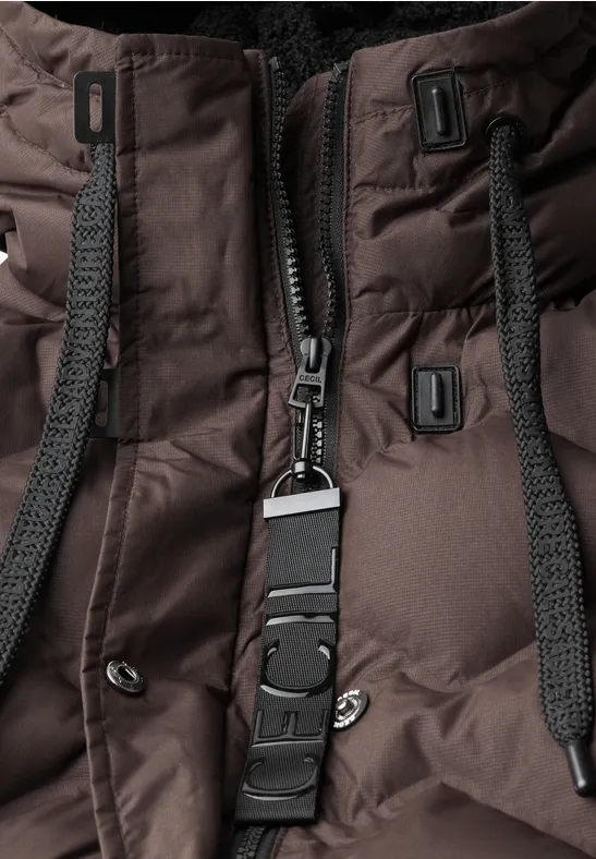Gros plan sur une doudoune marron foncé avec zip, cordons et éléments en plastique noir.