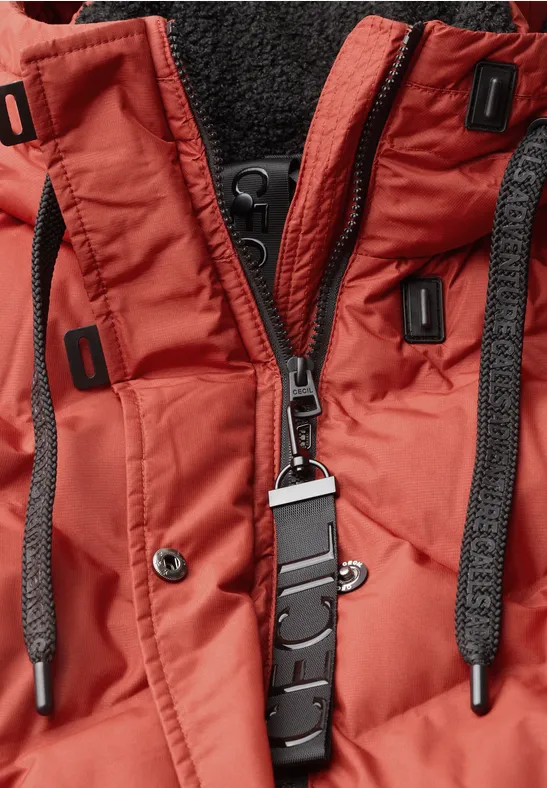 Veste rouge avec zip, cordon de serrage, boutons noirs et doublure polaire.