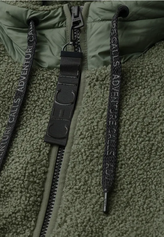 Grüne Teddy-Fleecejacke mit Reißverschluss und bedruckten schwarzen Kapuzenkordeln.