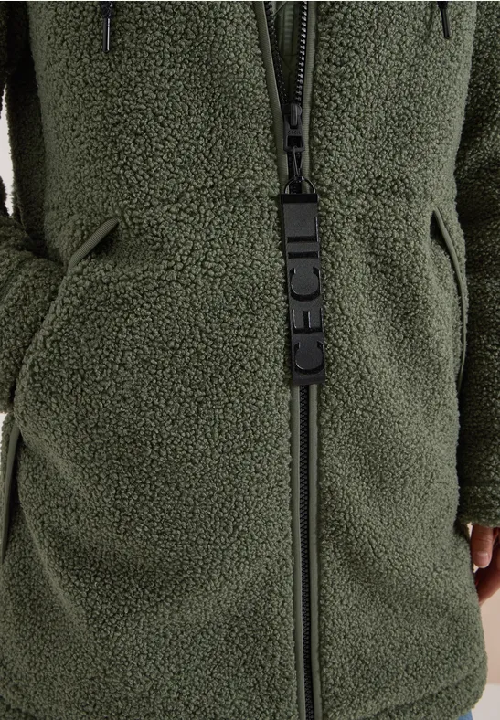 Nahaufnahme eines grünen Fleece-Zip-Hoodies mit seitlichen Taschen und Reißverschluss