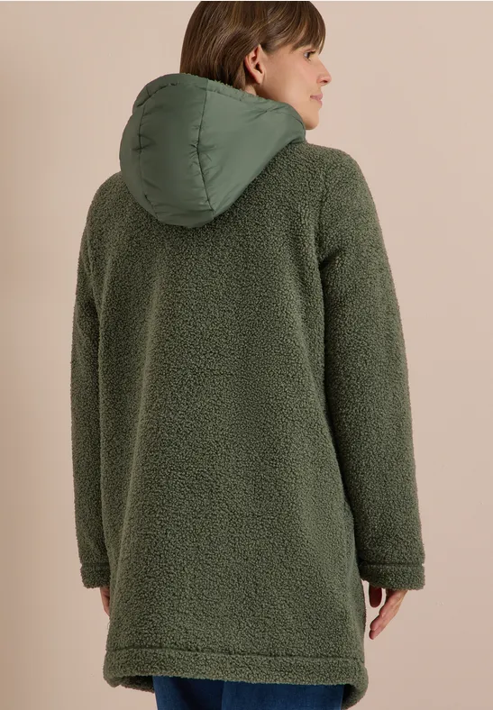 Rugaanzicht van een lange, olijfgroene teddyfleece jas met capuchon gedragen door een model.