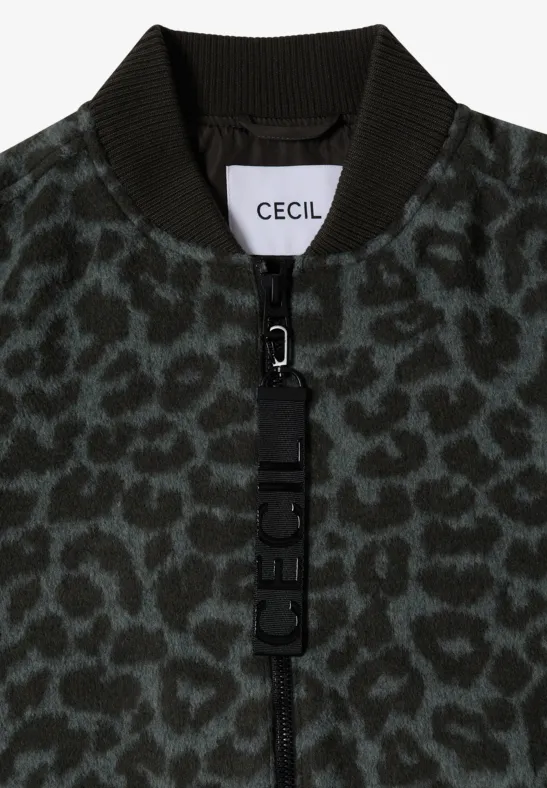 Olivgrüne Bomberjacke mit schwarzem Leopardenprint und Reißverschluss-Detail.
