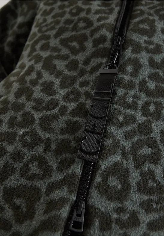 Nahaufnahme einer olivgrünen Fleecejacke mit Leopardenmuster und schwarzem Reißverschluss