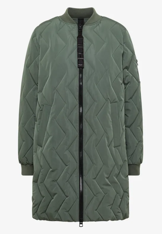 Manteau matelassé long vert olive avec couture en zigzag, fermeture éclair intégrale et poches latérales.