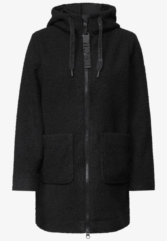 Manteau noir en teddy fleece avec capuche, fermeture éclair et deux poches plaquées.